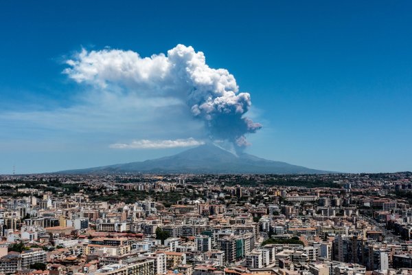 <p>El Etna entra en erupción en Catania al sur de Sicilia </p>