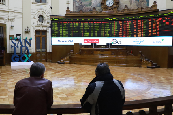 <p>Bancos rescatan al IPSA en débil sesión para las bolsas tras deterioro de las negociaciones entre EEUU y China</p>