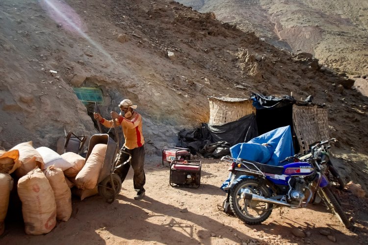 <p>Perú prevé ligera alza en producción de cobre y una larga batalla contra minería ilegal de oro</p>