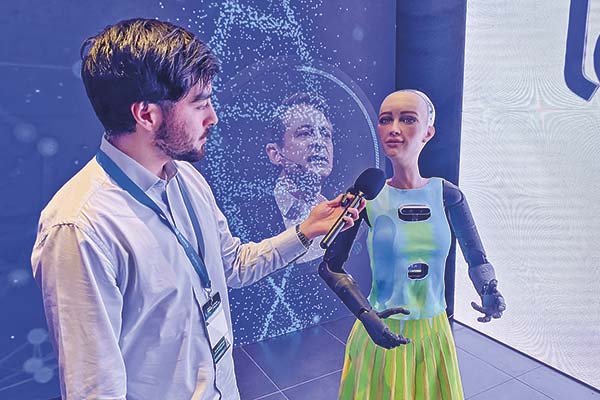 “Estamos aquí para sumar, no para sustituir”: Robot RIA responde en entrevista todas las interrogantes sobre su rol en acompañamiento de personas