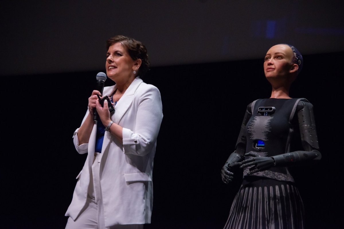 <p>Bárbara Silva, CEO de Singularity Chile junto RIA, robot humanoide en la inauguración del Summit 2025. / Credito foto Braulio Gampuy, Singularity Chile.</p>
