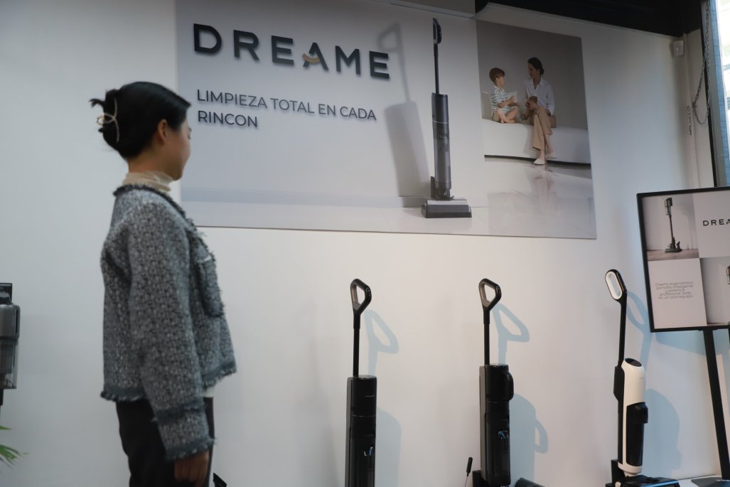 Fabricante chino de aspiradoras inteligentes se lanza por el mercado chileno: quiere abrir 30 puntos de venta en un año