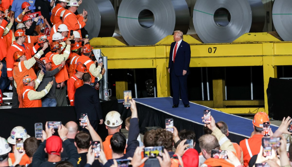Trump duplica aranceles al acero y aluminio, afectando el comercio global.
