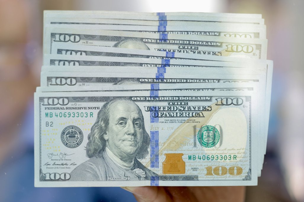 Dólar al alza tras caída del índice manufacturero en China
