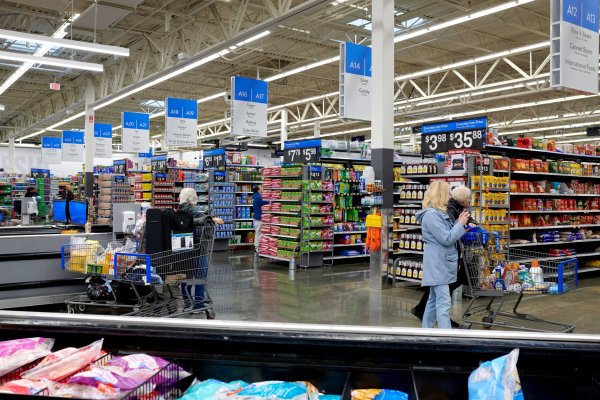 <p>Mayor empleador privado de EEUU vive auge en ingresos, pero cada vez con menos trabajadores: Walmart elimina 70 mil puestos en cinco años</p>