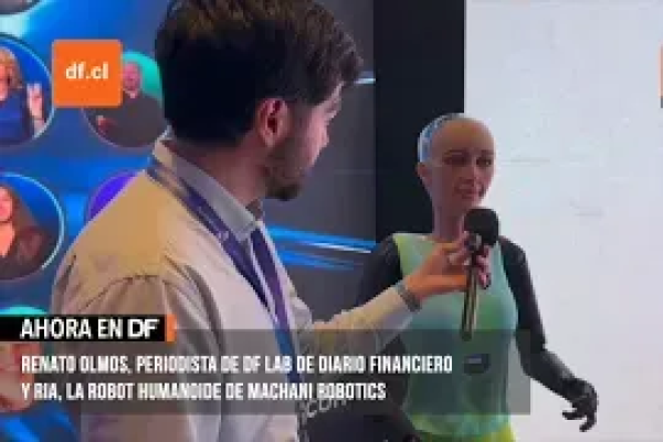 <p>Ahora en DF | Conoce a RIA, la robot humanoide que roba miradas en Cumbre de Singularity Chile</p>