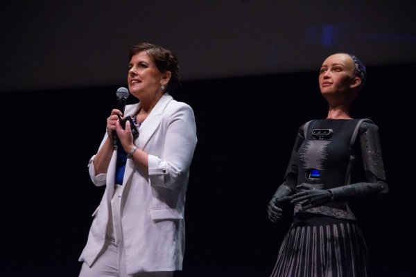 <p>Bárbara Silva, CEO de Singularity Chile junto RIA, robot humanoide en la inauguración del Summit 2025. / Credito foto Braulio Gampuy, Singularity Chile.</p>