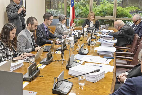 <p>La comisión de Hacienda del Senado sesionó en dos tandas para sacar adelante el proyecto. Foto: Senado</p>