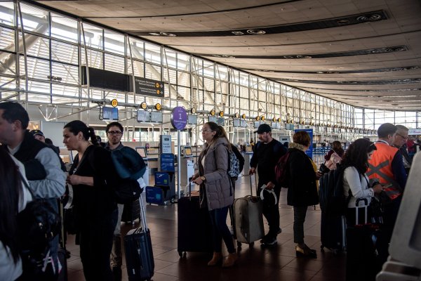 Aumento en rechazo a exenciones de visas y críticas de autoridades avivan temor de chilenos a perder facilidades de acceso a EEUU