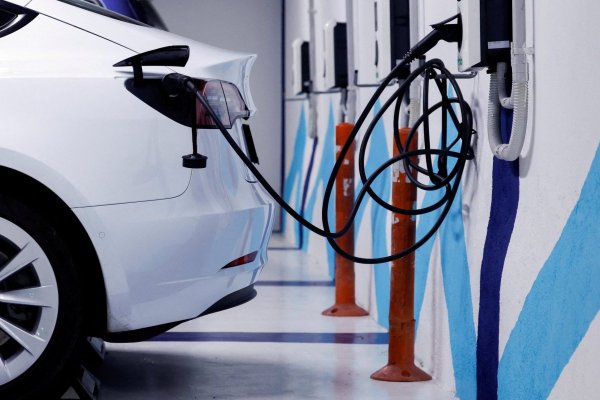 <p>A la deriva: un barco con vehículos eléctricos es abandonado en medio del Pacífico tras incendio</p>