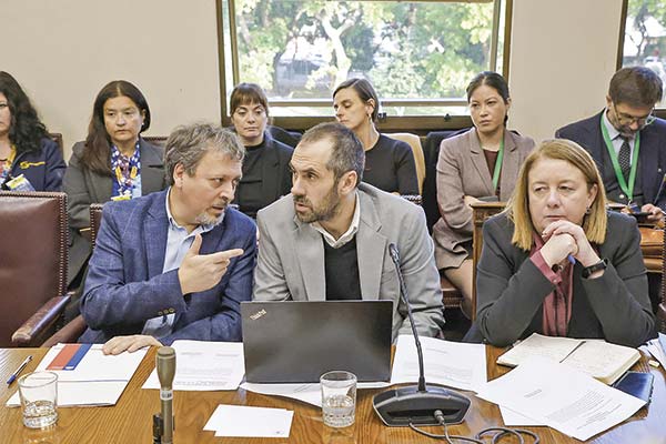 <p>El subsecretario de Pesca, Julio Salas; el ministro de Economía, Nicolás Grau, y la subsecretaria de Hacienda, Heidi Berner. Foto: Aton</p>
