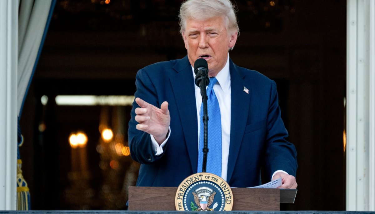 Trump firma decreto que prohíbe ingreso a Estados Unidos a ciudadanos de 12 países