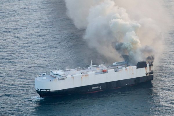 A la deriva: un barco con vehículos eléctricos es abandonado en medio del Pacífico tras incendio