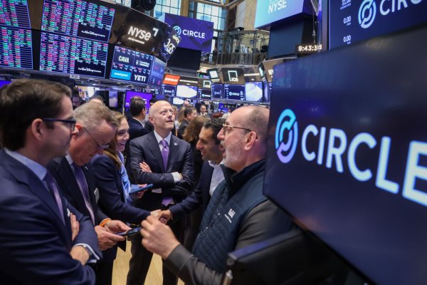 <p>El director ejecutivo Jeremy Allaire, en el centro a la izquierda, durante la oferta pública inicial de la compañía en la Bolsa de Valores de Nueva York el 5 de junio.</p>