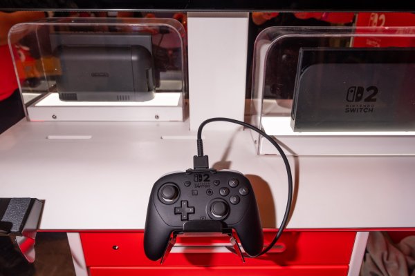 Una consola Nintendo Switch 2 y un mando Pro en exhibición en una tienda Nintendo antes de su lanzamiento en Nueva York