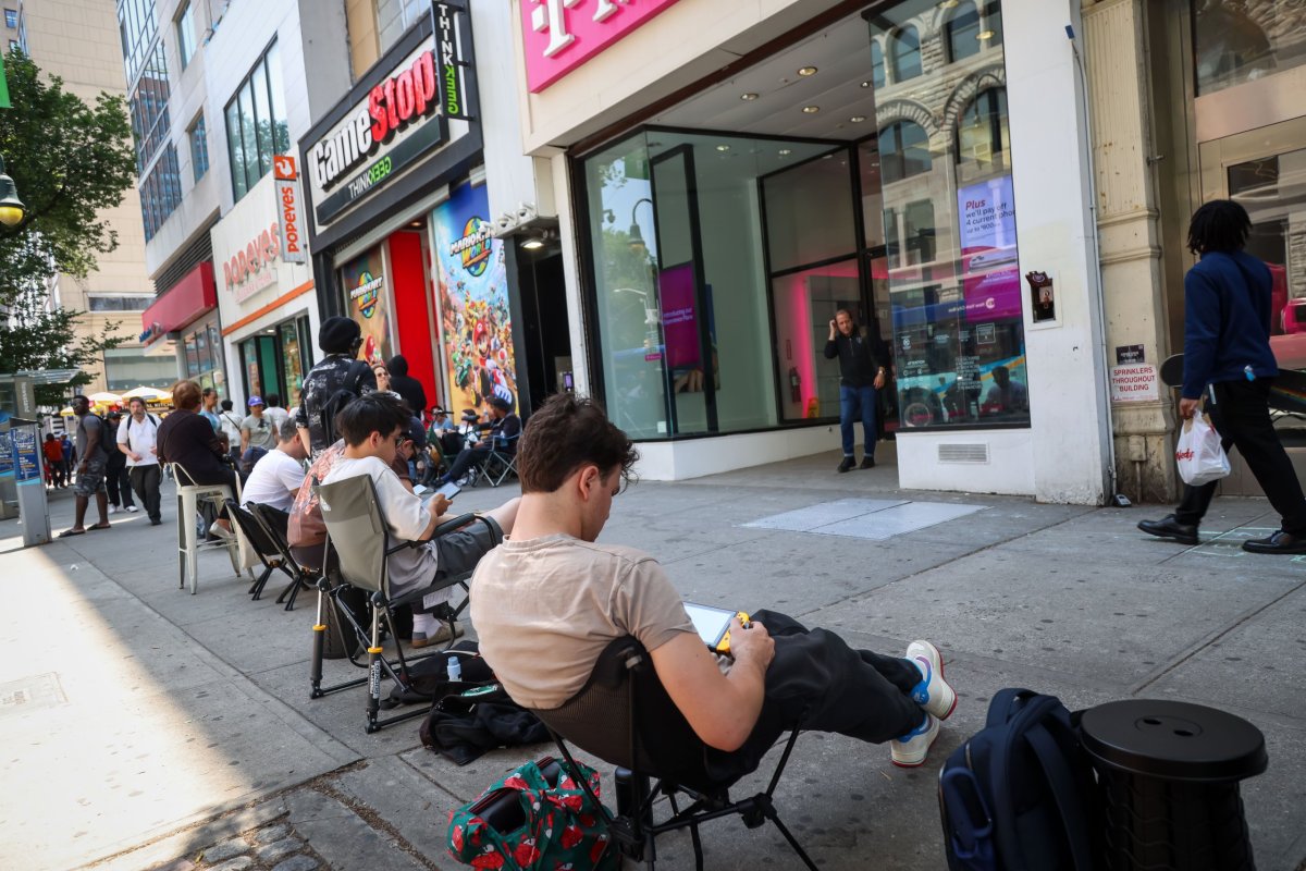 <p> Clientes esperan en fila en Game Stop antes del lanzamiento de Nintendo Switch 2 en Nueva York, el 4 de junio.</p>