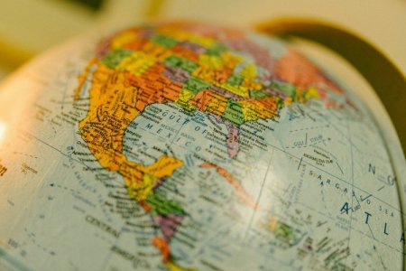 <p>Incertidumbre y cambios geopolíticos potenciaron a Latinoamérica como una alternativa clave para la conexión comercial con España, según DHL</p>