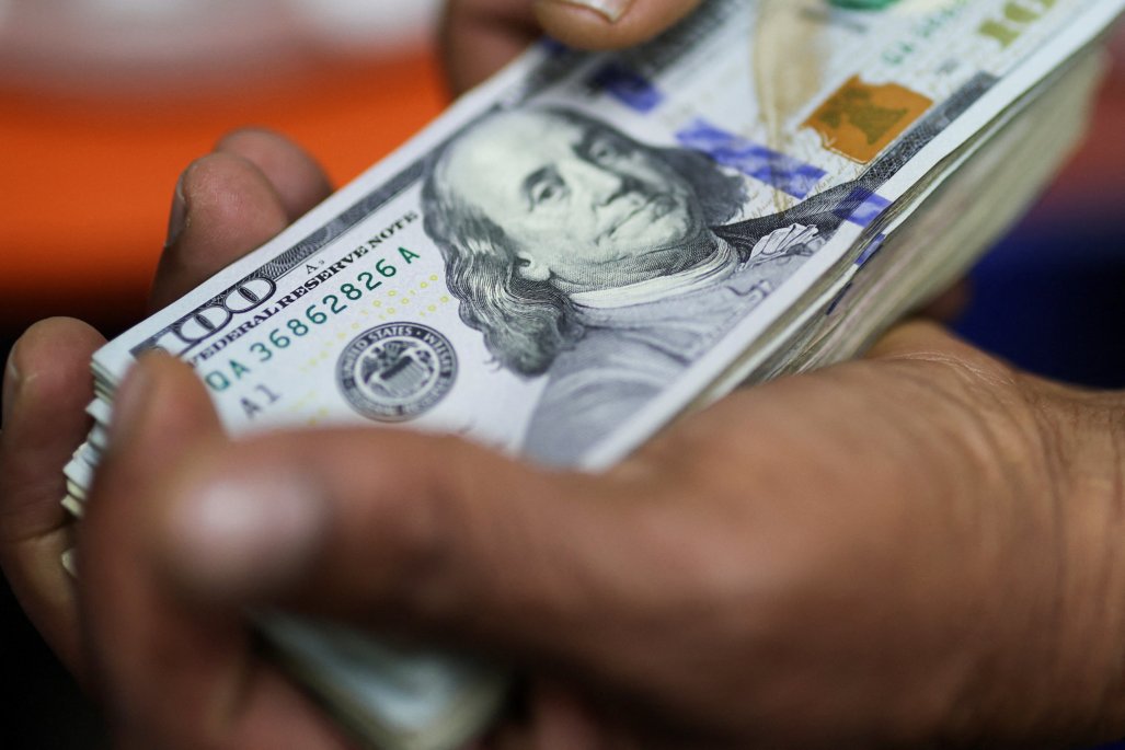 Dólar inicia la jornada con leve descenso a $930 tras datos económicos clave