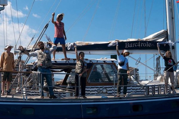 <p>La activista Greta Thunberg y su tripulación a bordo del buque humanitario Madleen</p>