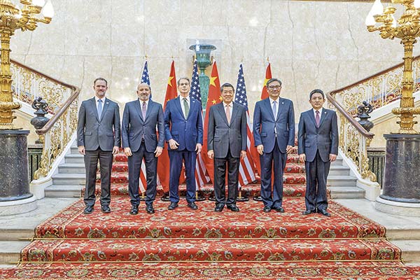 <p>En Lancaster House, Londres, se reunieron las delegaciones estadounidenses y chinas. Foto: Reuters</p>