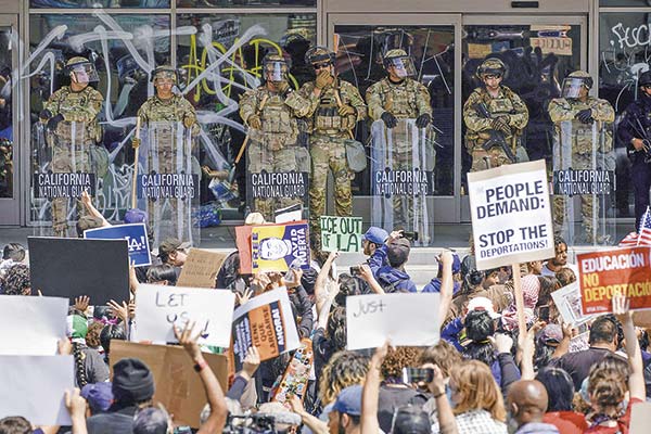 <p>El Gobernador de California anunció que el Estado demandará a Trump por desplegar tropas de la Guardia Nacional. Foto: Reuters</p>