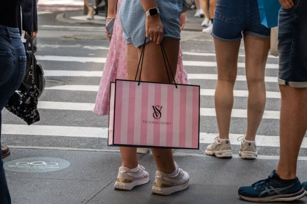 <p>"Pésima rentabilidad total para los accionistas": Inversionista de Victoria's Secret critica duramente al directorio tras desplome bursátil</p>