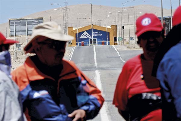 <p>Sindicato N° 1 de Escondida y el inédito embargo de bono: "Lamentamos que dichos trabajadores deban pagar las consecuencias, pero sentencia judicial debe cumplirse"</p>