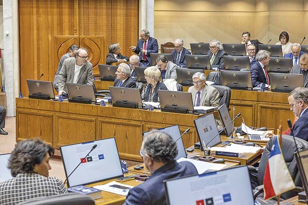 <p>Senado despacha a segundo trámite polémica reforma que exige a los partidos un umbral del 5% para un escaño en la Cámara</p>