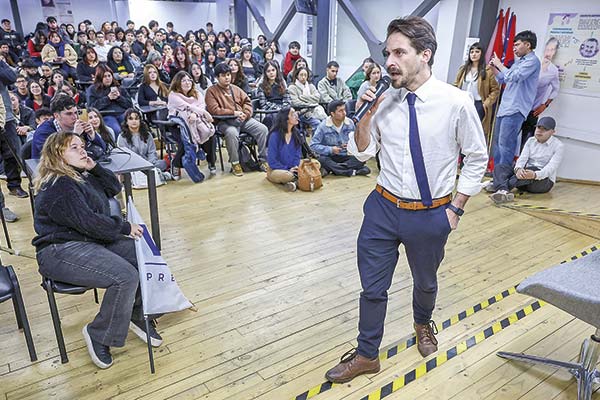 <p>Winter presentó Chile Nace Contigo en una actividad con mujeres. Foto: Aton</p>
