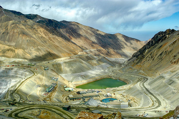 <p>Histórica compensación ambiental: Multinacional minera cambia gratis 57 mil estufas a leña por calefactores en la RM</p>