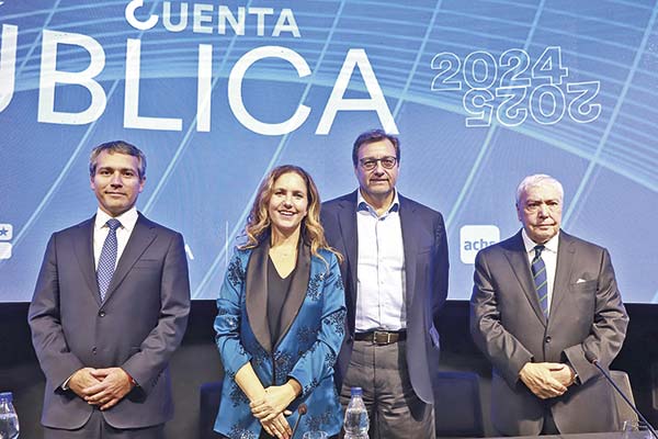 Rosario Navarro junto a Rodrigo Yáñez, Óscar Hasbún y Jorge Ortúzar. Fotos: Julio Castro