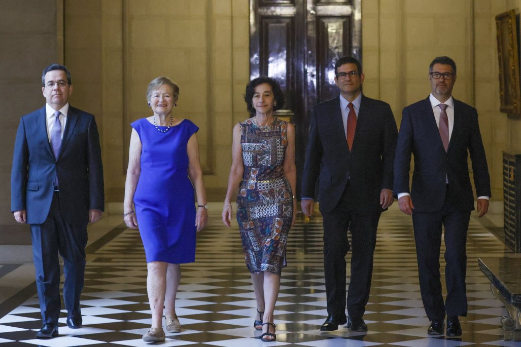 ¿Es el momento de bajar la tasa de interés o de esperar? Dos visiones de cara a la reunión clave del Banco Central