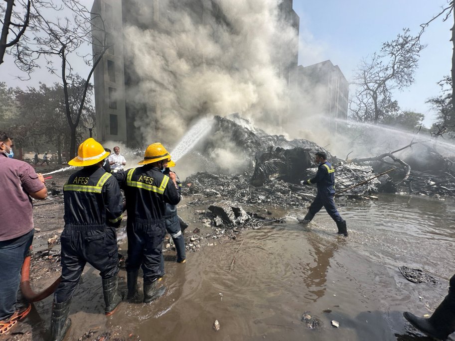 Tragedia aérea en Ahmedabad: avión de Air India se estrella con 242 personas a bordo
