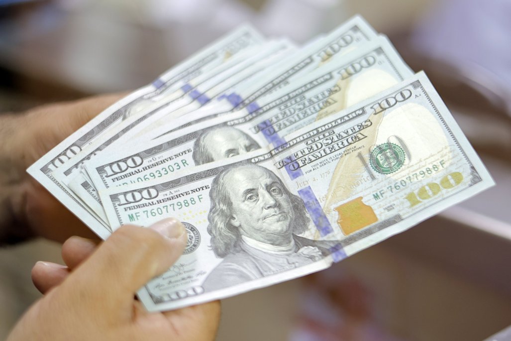 Dólar cae por debajo de $930, alcanzando mínimos históricos desde 2022