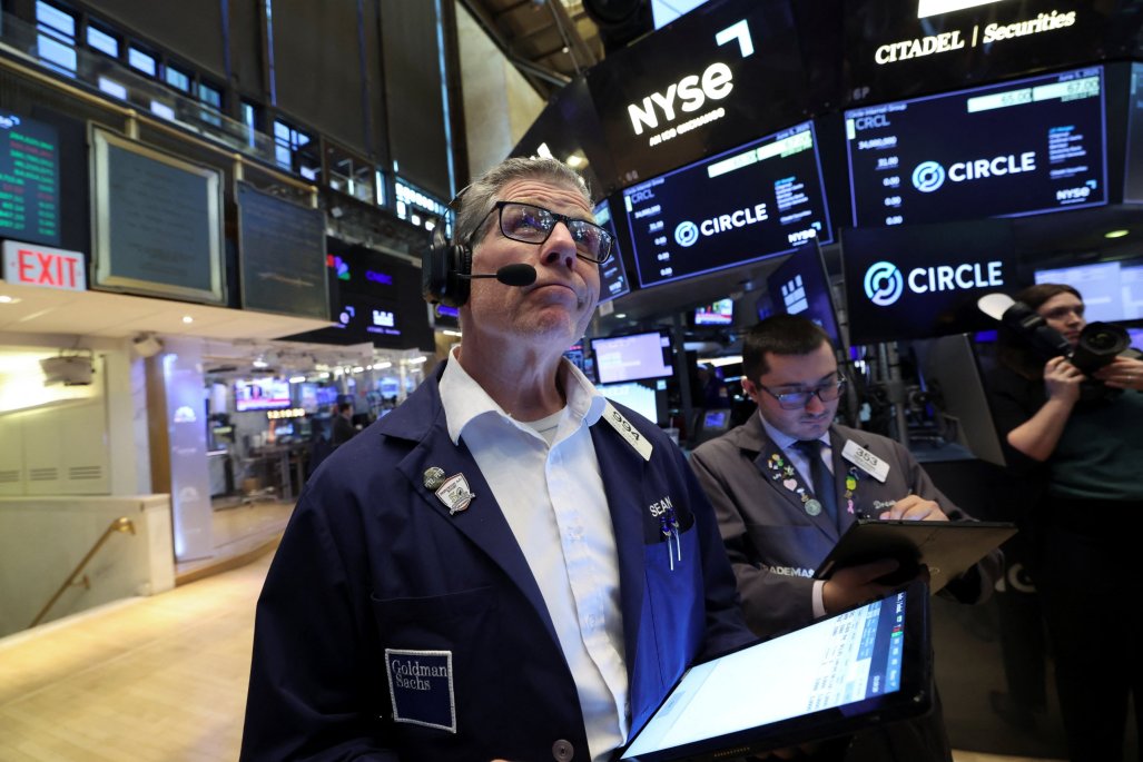 Wall Street se desploma ante la nueva estrategia de aranceles de Trump