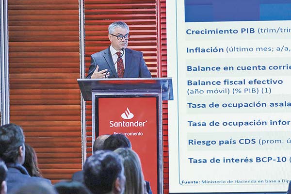 <p>El ministro Marcel participó de un seminario organizado por Santander. Foto: Ministerio de Hacienda.</p>