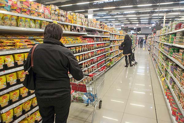 En Chile el sueldo alcanza para dos semanas o menos: la foto que dejó sondeo entre trabajadores