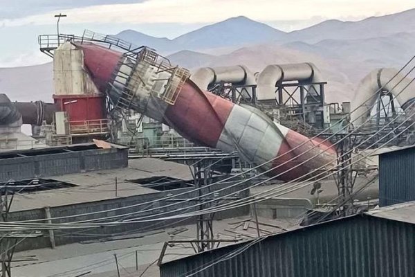 <p>Se derrumba chimenea de la fundición Potrerillos de Codelco: no hay lesionados</p>