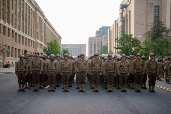 <p>Soldados del Ejército de EEUU vestidos con uniformes históricos antes del desfile de su 250.º aniversario </p>