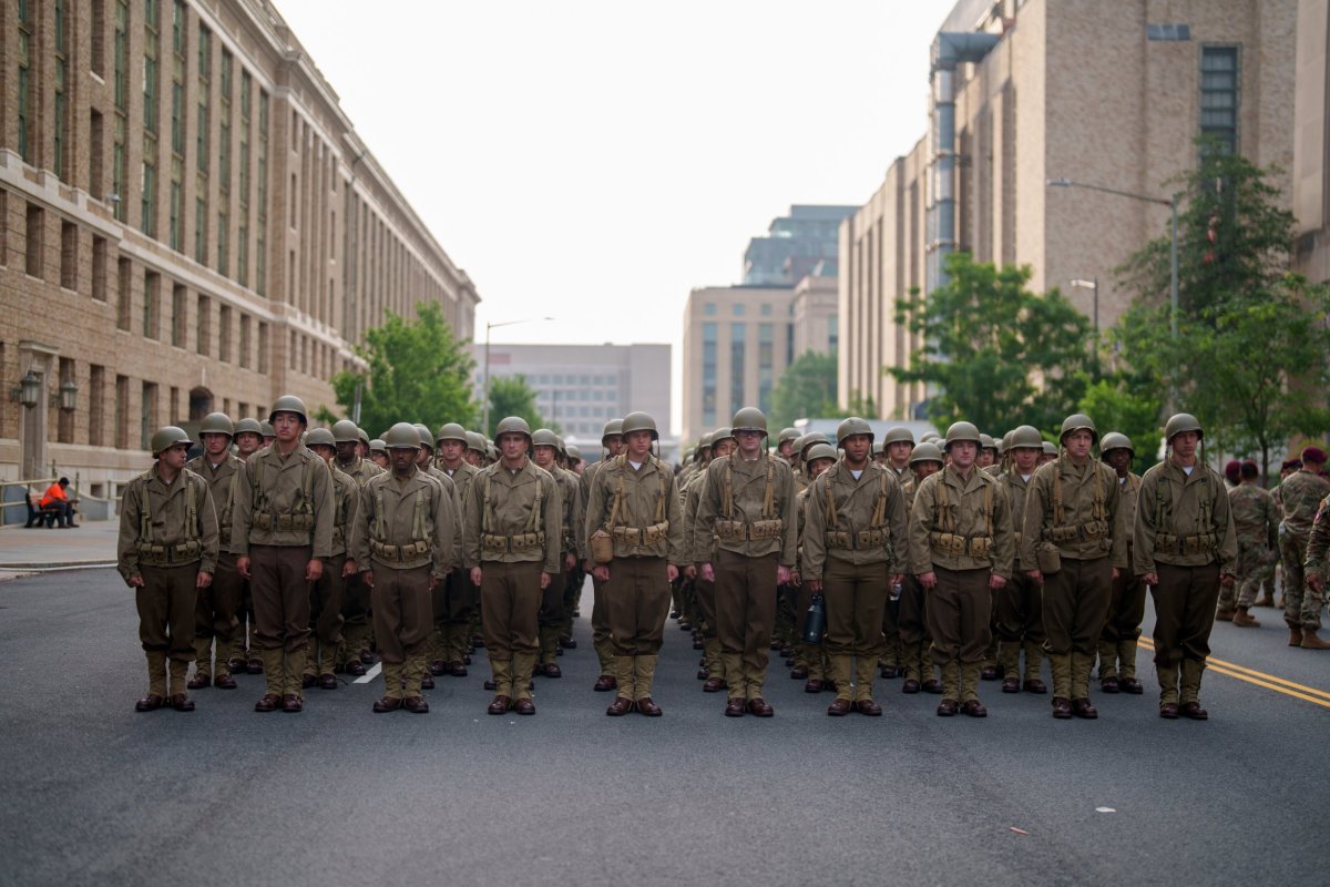 <p>Soldados del Ejército de EEUU vestidos con uniformes históricos antes del desfile de su 250.º aniversario </p>