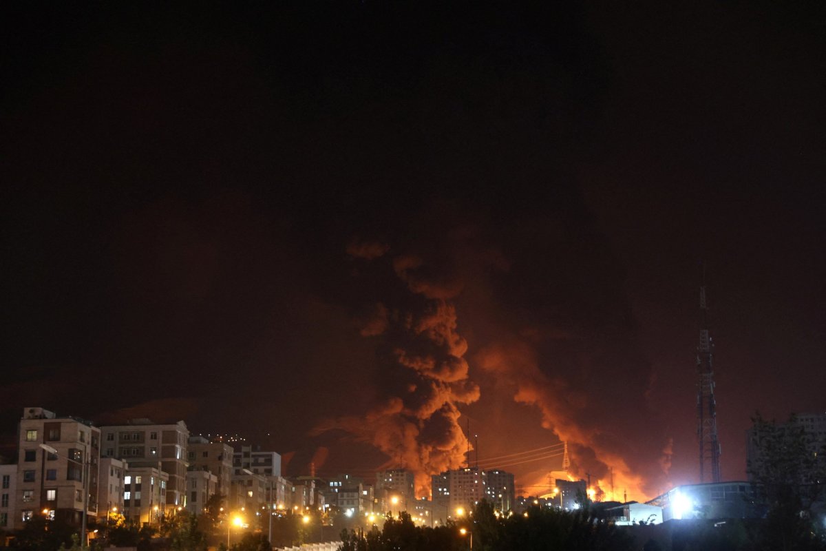<p>Ataques entre Israel e Irán hacen subir el petróleo y amenazan con más inflación en EEUU</p>