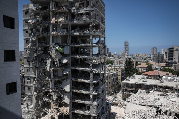 <p>Edificios tras las explosiones en Bat Yam, Israel. (Fotos: Reuters)</p>