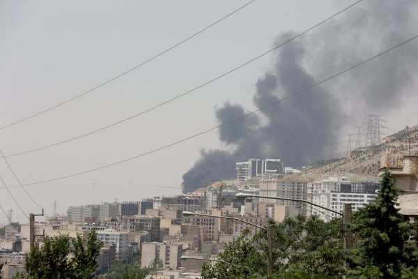 <p> El humo se eleva después de lo que Irán dice que fue un ataque israelí al depósito de petróleo de Sharan en Teherán. (Foto: Reuters)</p>