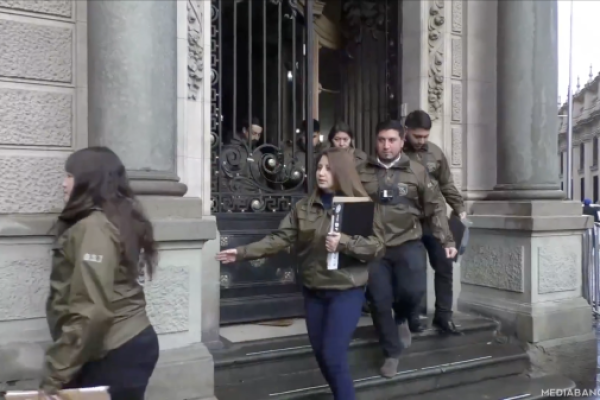 <p>Ahora en DF | El momento en que allanan las oficinas de Claudio Orrego en la sede del Gobierno Regional Metropolitano</p>