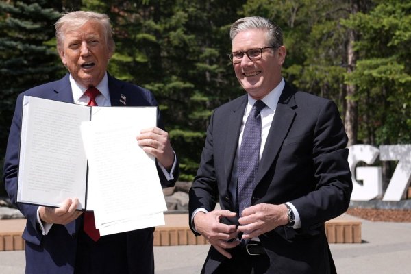 <p>"Lo hemos firmado y ya está hecho": Trump y premier británico sellan el nuevo acuerdo comercial entre EEUU y Reino Unido</p>