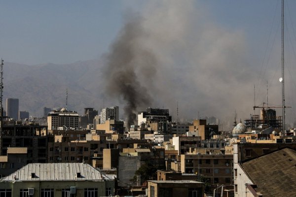 <p> El humo se eleva después de lo que Irán dice que fue un ataque israelí al depósito de petróleo de Sharan en Teherán. (Foto: Reuters)</p>