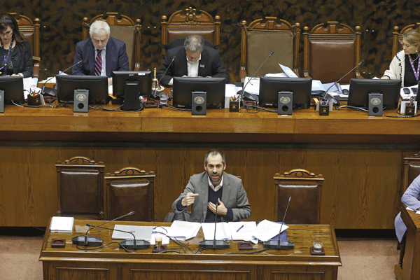 <p>El ministro Grau siguió la sesión y buscó aclarar las dudas de los senadores. Foto: Aton</p>