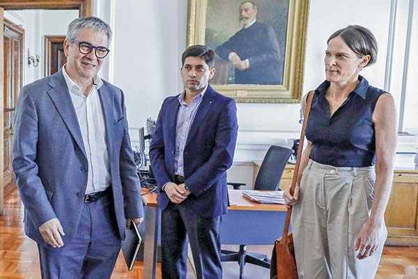 <p>El ministro Marcel junto a Hermann González y Jeannette von Wolfersdorff en el ministerio de Hacienda en noviembre del año pasado. Foto: Ministerio de Hacienda</p>