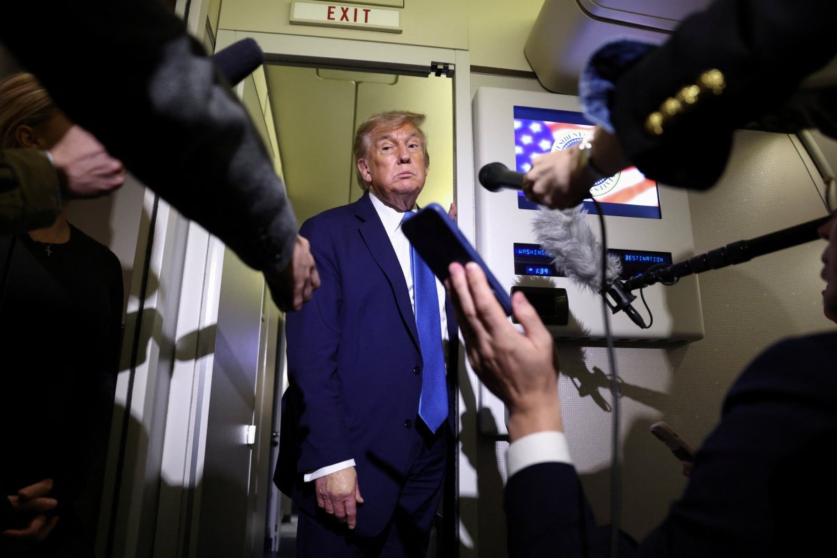 <p>Trump habla con periodistas a bordo del Air Force One después de partir de la cumbre del G7 en Canadá para regresar a Washington. Fotos: Reuters</p>