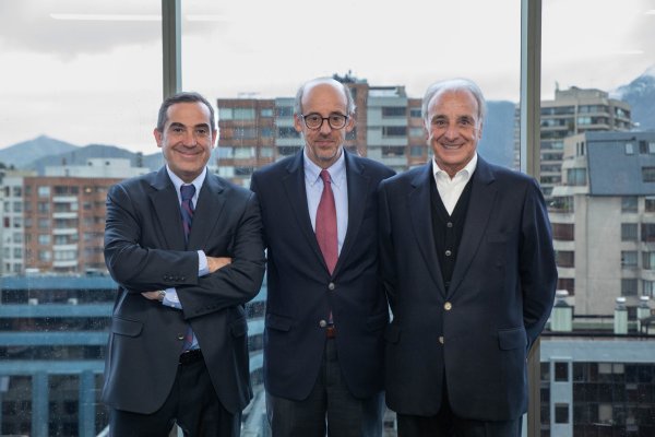 Rodrigo Roblero, gerente General DCV, Guillermo Tagle, presidente del Directorio DCV y Sergio Concha, director DCV